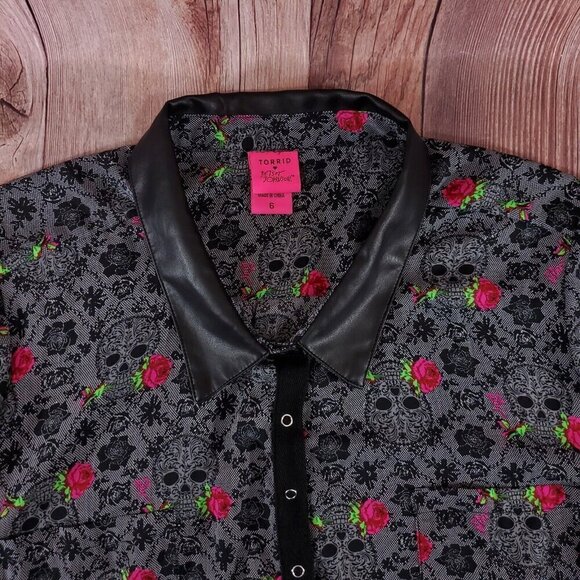 Torrid x Betsey Johnson Womens Size 6 (6X) Tunic Blouse Georgette Floral Skulls - Picture 5 of 12